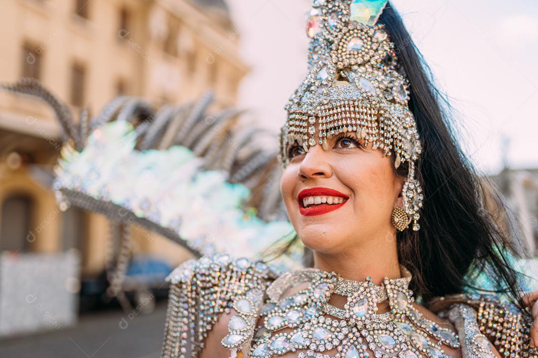 Linda mulher brasileira vestindo fantasia carnaval colorida e sorrindo durante o desfile de rua