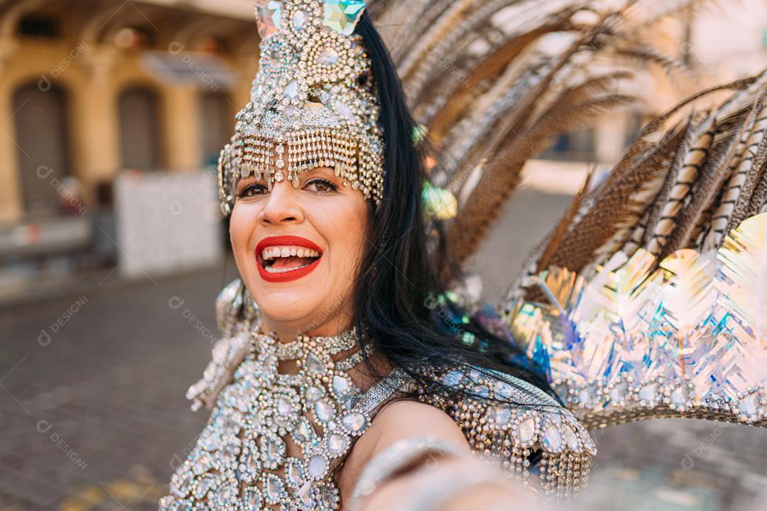 Linda mulher brasileira vestindo fantasia carnaval colorida e sorrindo durante o desfile de rua