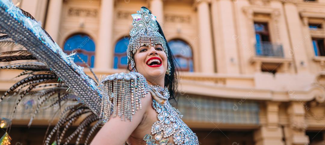 Linda mulher brasileira vestindo fantasia de carnaval colorida e bandeira do Brasil