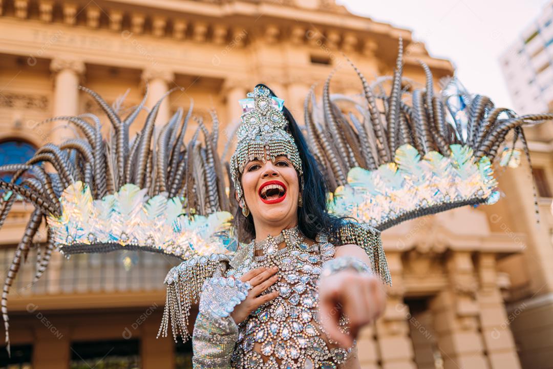 Linda mulher brasileira vestindo fantasia de carnaval colorida e bandeira do Brasil