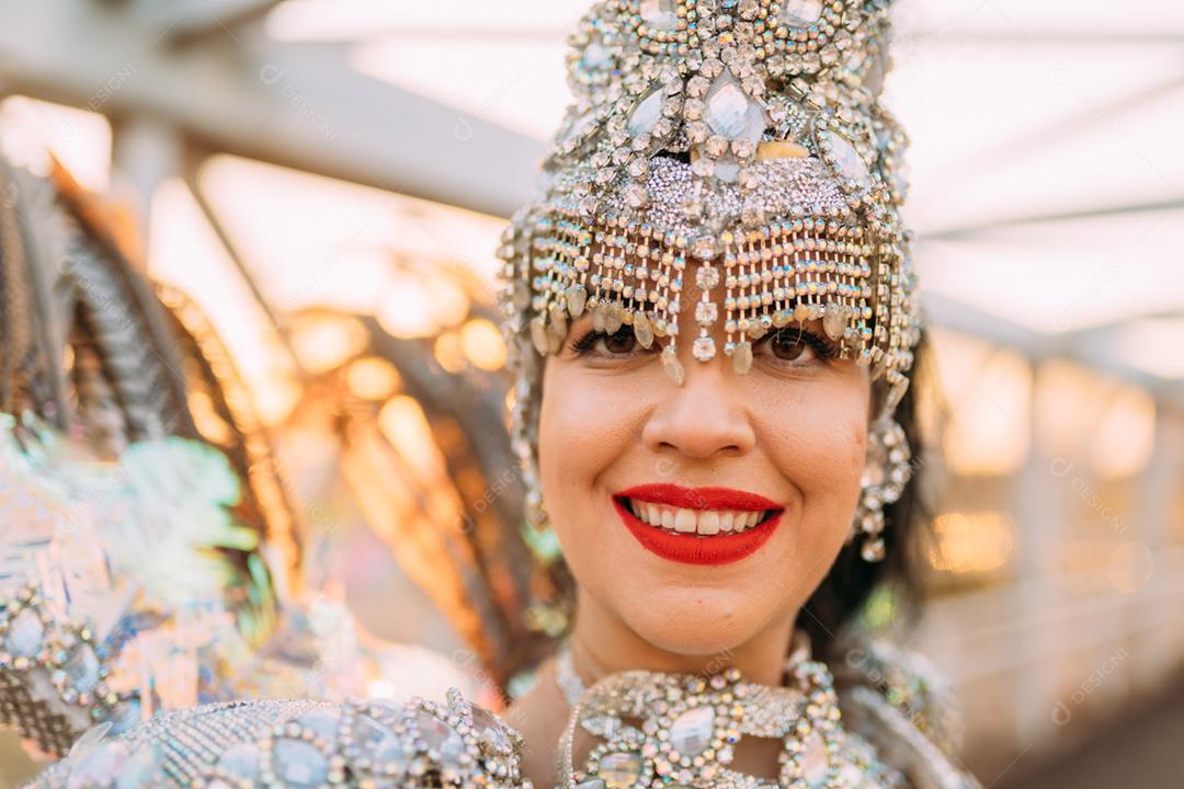Linda mulher brasileira vestindo fantasia de carnaval colorida e bandeira do Brasil