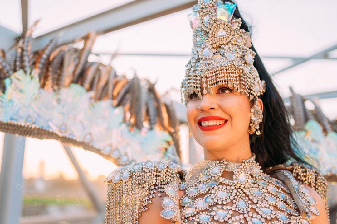 Linda mulher brasileira vestindo fantasia de carnaval colorida e bandeira do Brasil