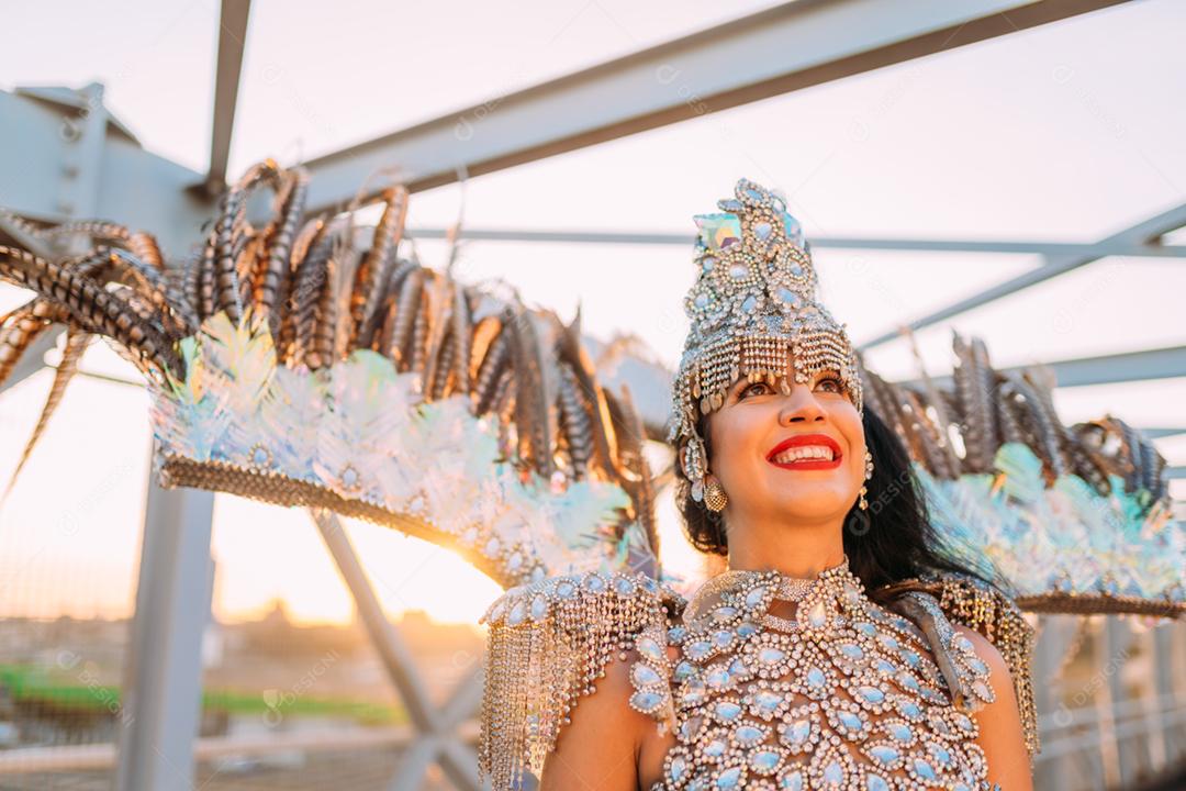 Linda mulher brasileira vestindo fantasia de carnaval colorida e bandeira do Brasil