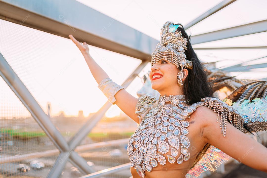 Linda mulher brasileira vestindo fantasia de carnaval colorida e bandeira do Brasil