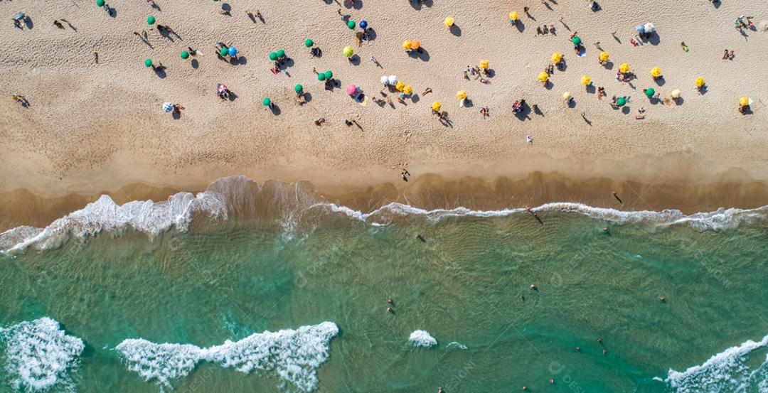 Vista aérea cima das ondas quebrando costa Guarda-sóis coloridos e pessoas aproveitando verão