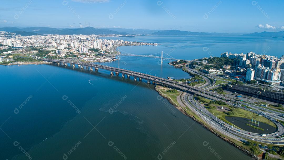 Vista aérea das duas pontes que ligam o continente à ilha de Florianópolis.