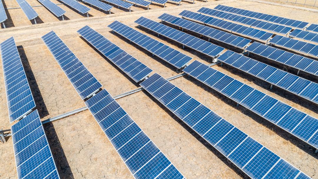 Linhas de painéis solares em Solar Farm na zona rural do Chile. Fazenda de energia solar. Alto ângulo