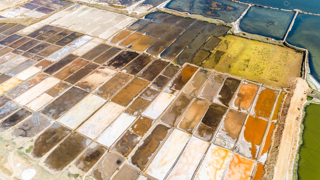 Vista aérea mostrando uma colcha de retalhos de lagoas de recuperação de sal no Chile.