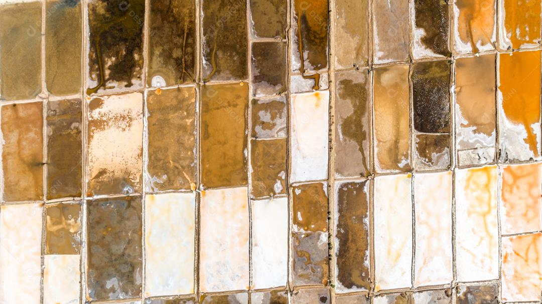 Vista aérea mostrando uma colcha de retalhos de lagoas de recuperação de sal no Chile.