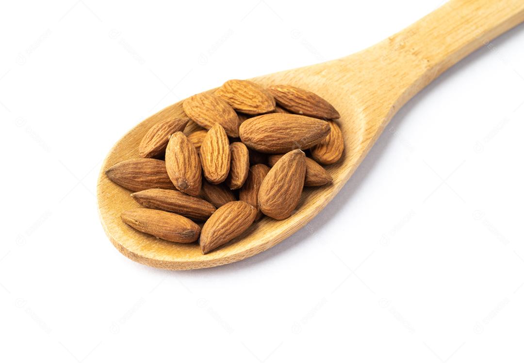 Amêndoas em uma colher isolada sobre fundo branco.