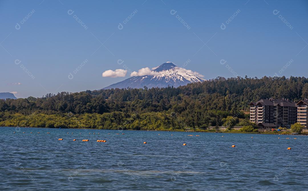Vista para o Vulcão Villarrica, Pucón, Chile.