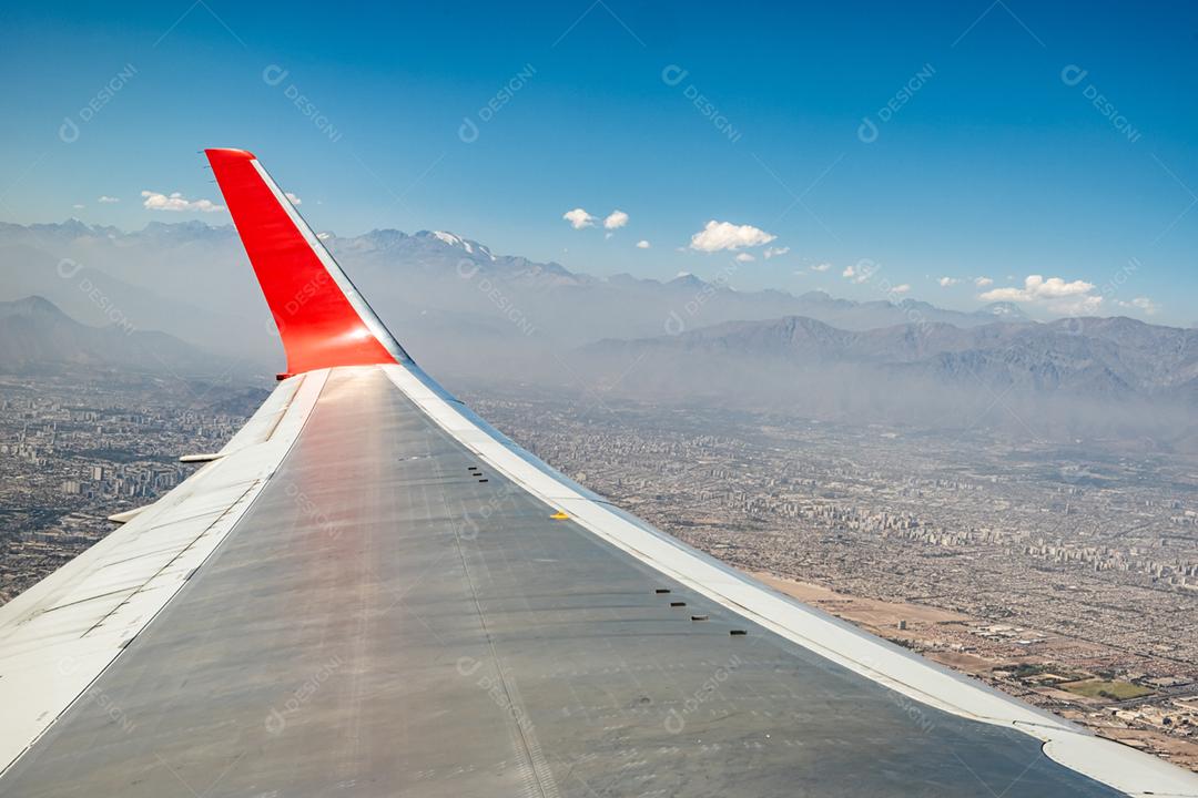 Vista da janela do avião da Cordilheira dos Andes no horizonte