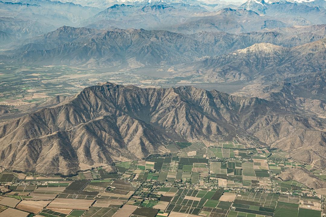 Vista aérea da Cordilheira dos Andes no horizonte
