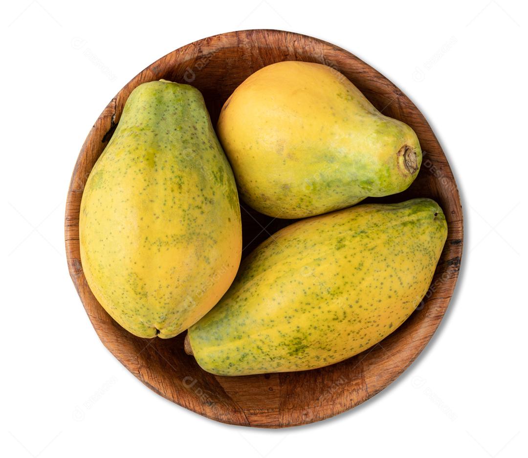 Mamão em uma tigela isolada sobre fundo branco.