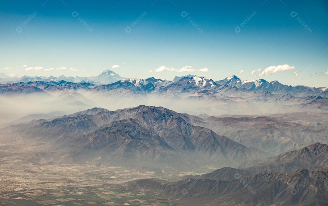 Vista aérea da Cordilheira dos Andes no horizonte