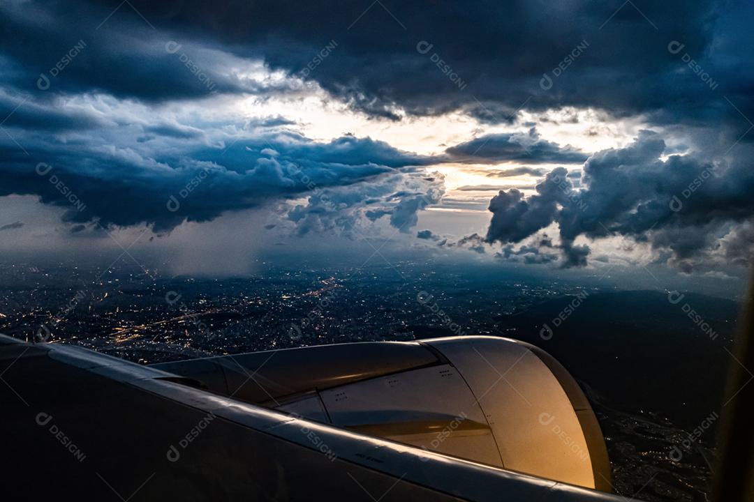 Vista da janela do avião em voo na tempestade.