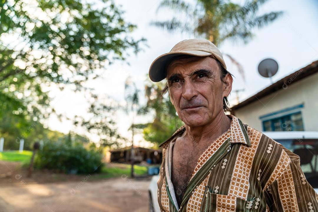 Retrato de sorriso lindo agricultor masculino. Homem na fazenda em dia de verão