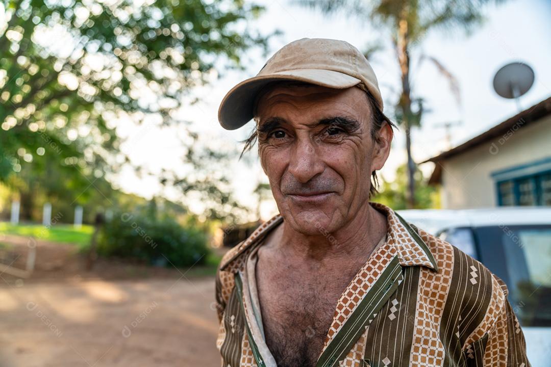 Retrato de sorriso lindo agricultor masculino. Homem na fazenda em dia de verão
