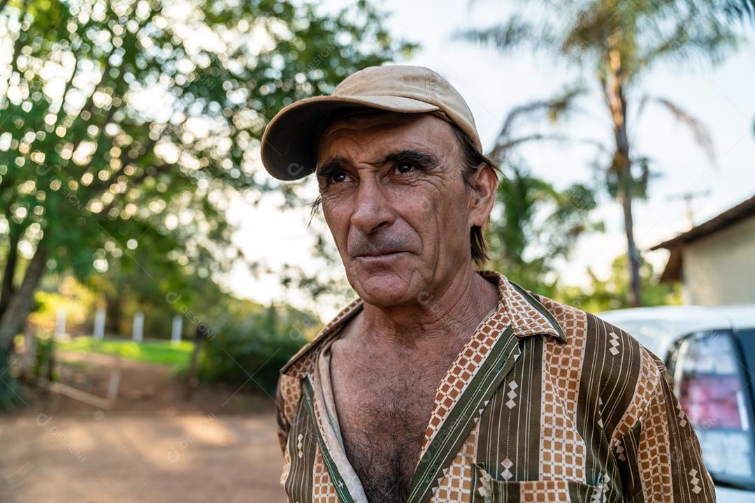 Retrato de sorriso lindo agricultor masculino. Homem na fazenda em dia de verão