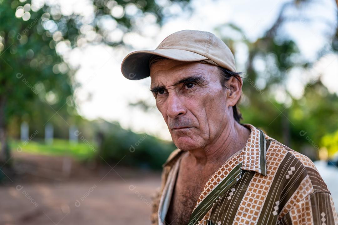 Retrato de sorriso lindo agricultor masculino. Homem na fazenda em dia de verão.