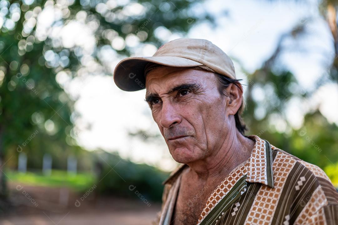 Retrato de sorriso lindo agricultor masculino. Homem na fazenda em dia de verão.