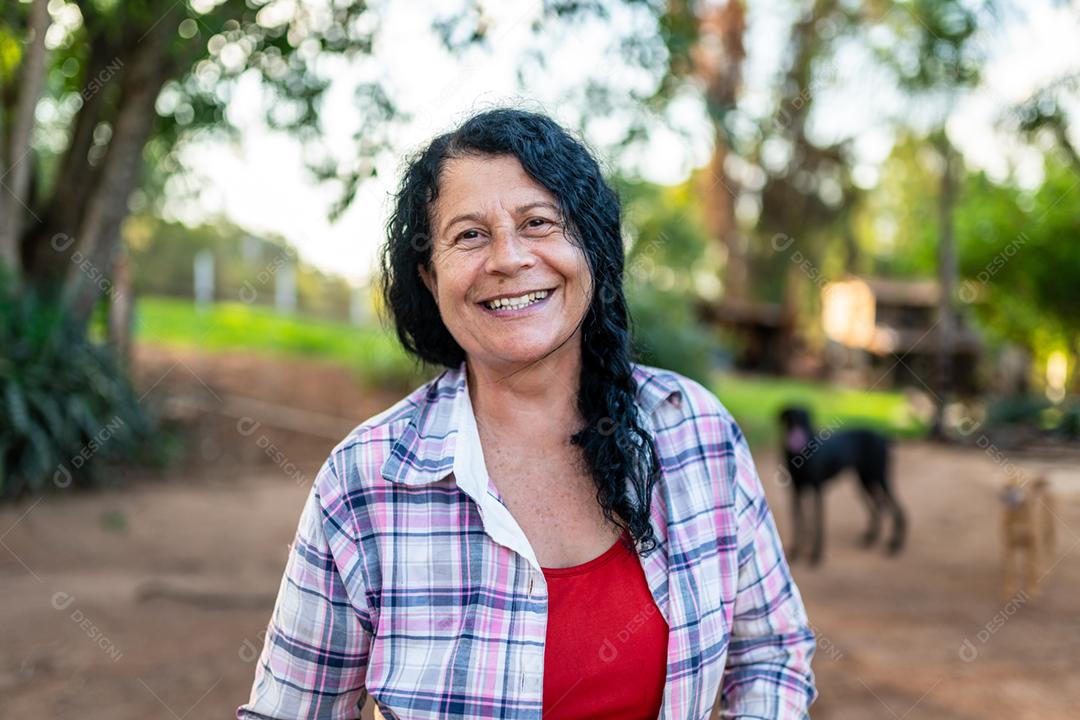 Retrato sorridente bela agricultora Mulher na fazenda dia de verão. Atividade de jardinagem