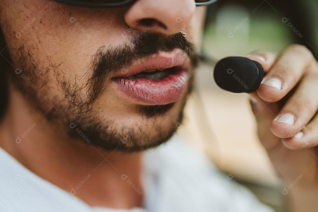 Piloto de helicóptero se preparando pro voo