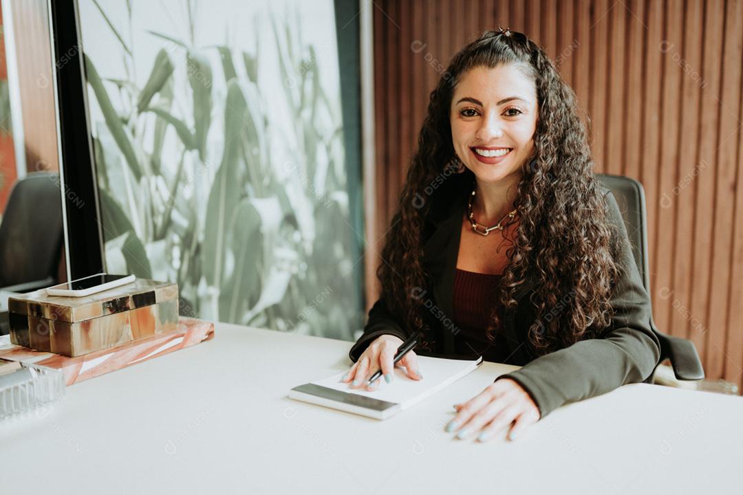 Mulher latina em seu escritorio