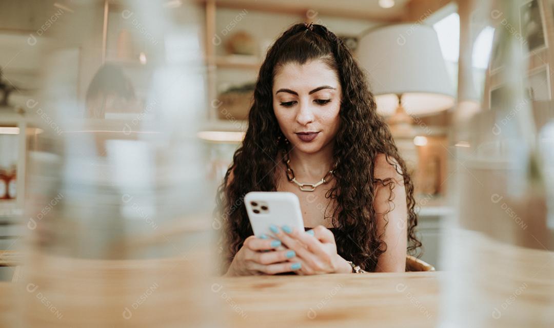 Garota mechendo em seu smartphone