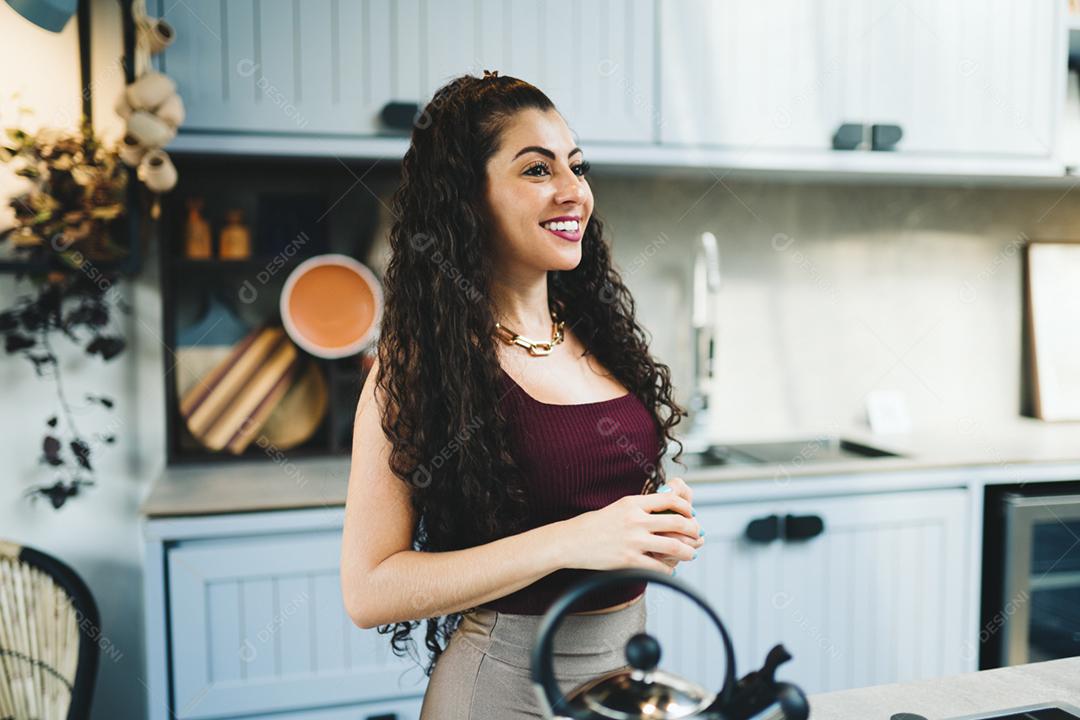 Mulher latina em casa