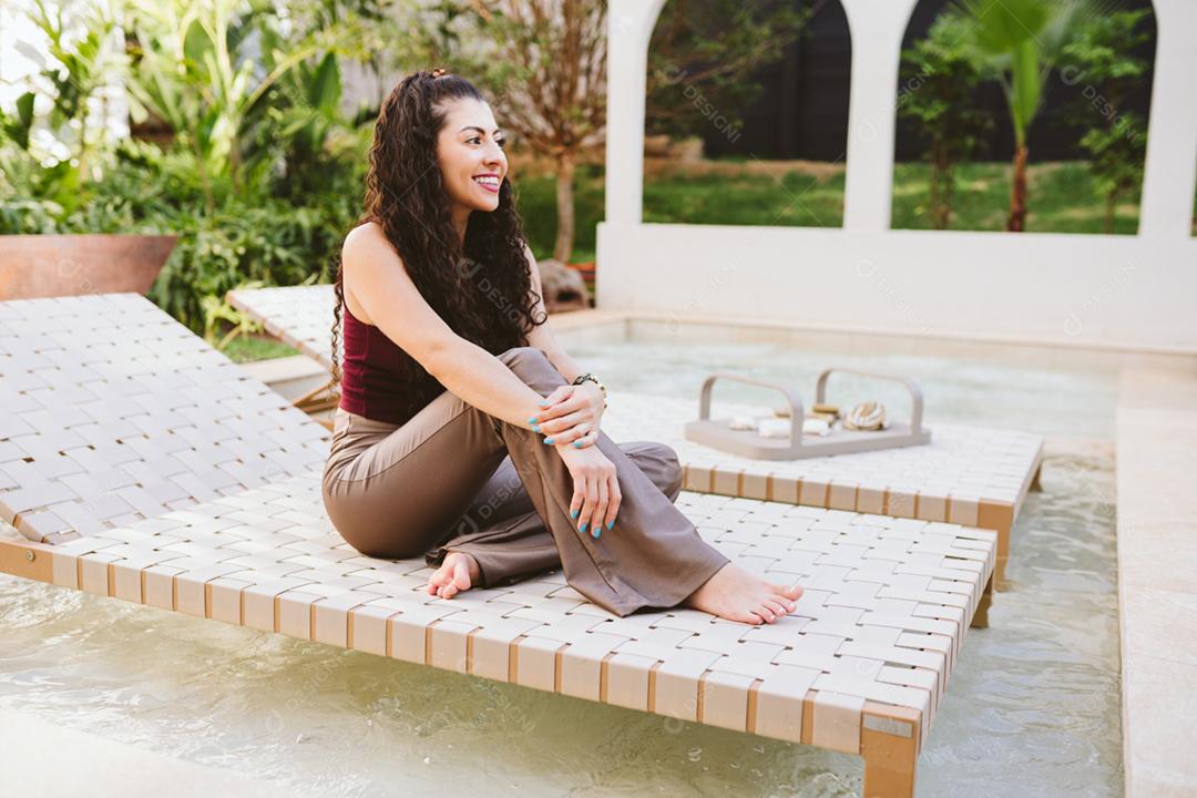 Mulher latina em casa