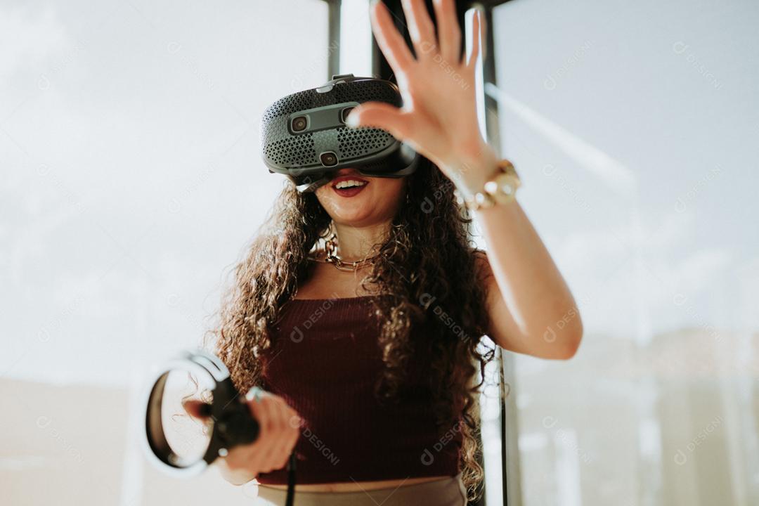 Mulher latina com óculos de realidade virtual. conceito de tecnologia do futuro