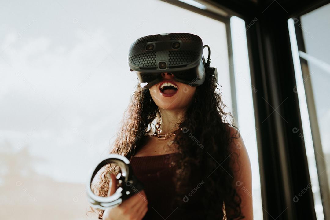 Mulher latina com óculos de realidade virtual. conceito de tecnologia do futuro