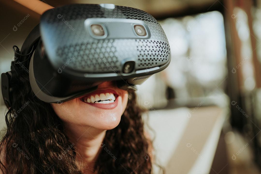 Mulher latina com óculos de realidade virtual. conceito de tecnologia do futuro