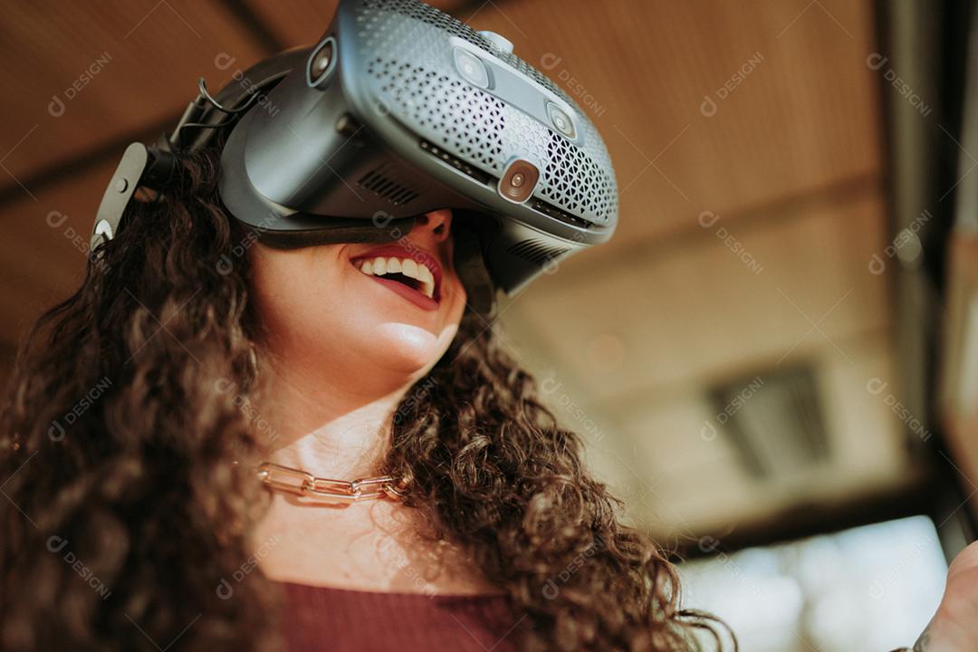 Mulher latina com óculos de realidade virtual. conceito de tecnologia do futuro