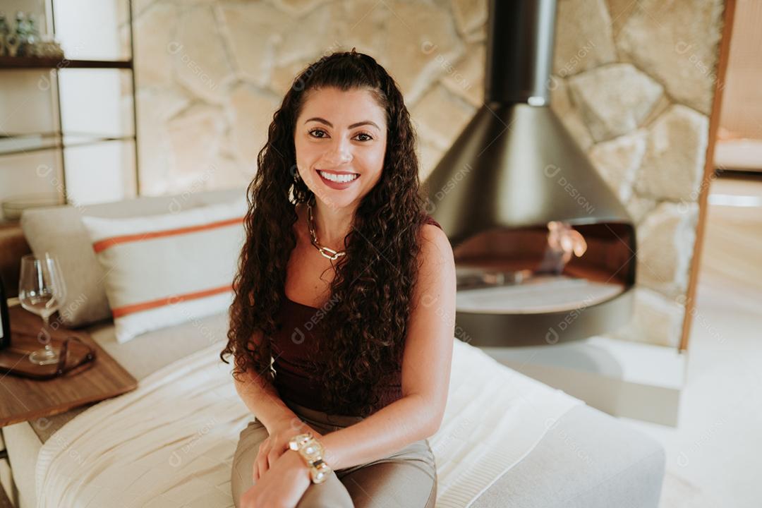 Mulher latina em casa