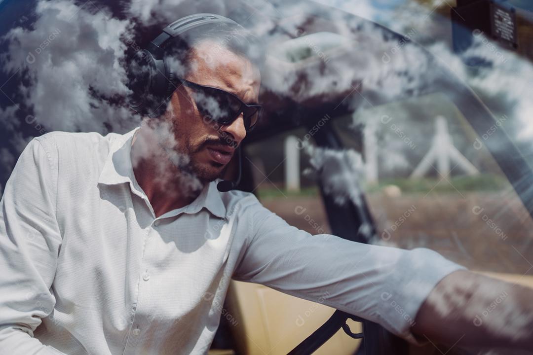 Homem pilotando um Helicóptero piloto