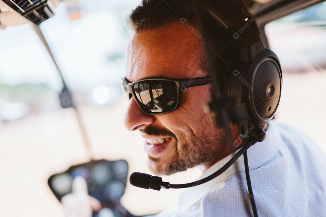 Homem pilotando um Helicóptero piloto