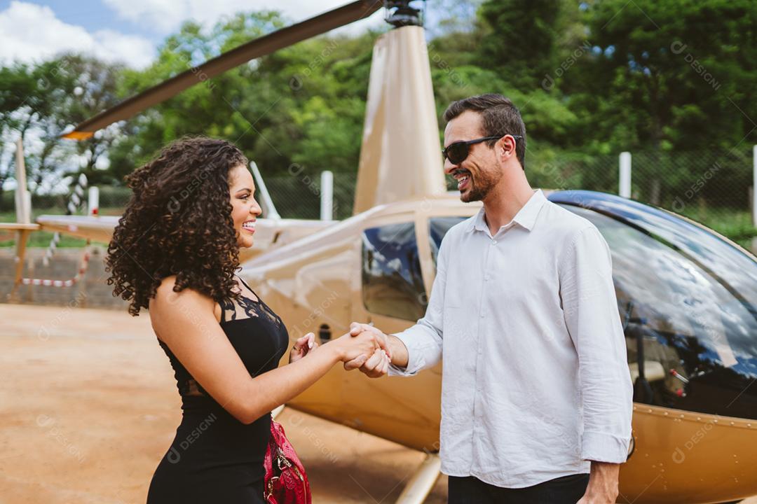 Piloto de helicóptero se preparando pro voo