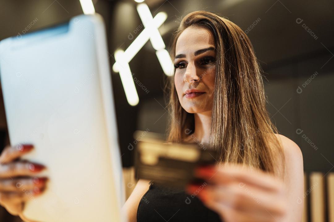 Jovem latino usando smartphone digital. Mensagens de texto no café.