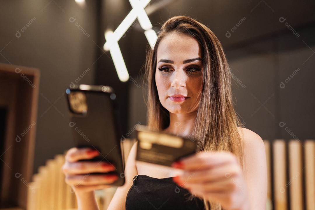 Jovem latino usando smartphone digital. Mensagens de texto no café.
