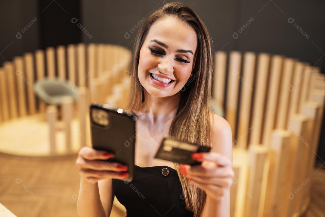 Jovem latino usando smartphone digital. Mensagens de texto no café.