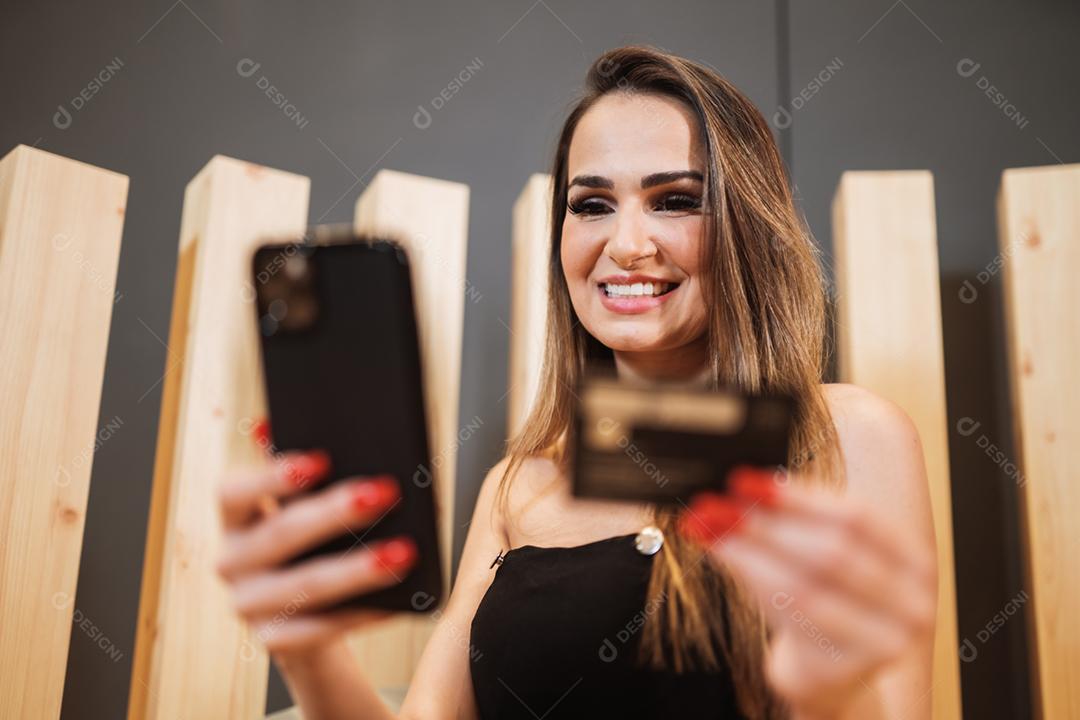 Jovem latino usando smartphone digital. Mensagens de texto no café.