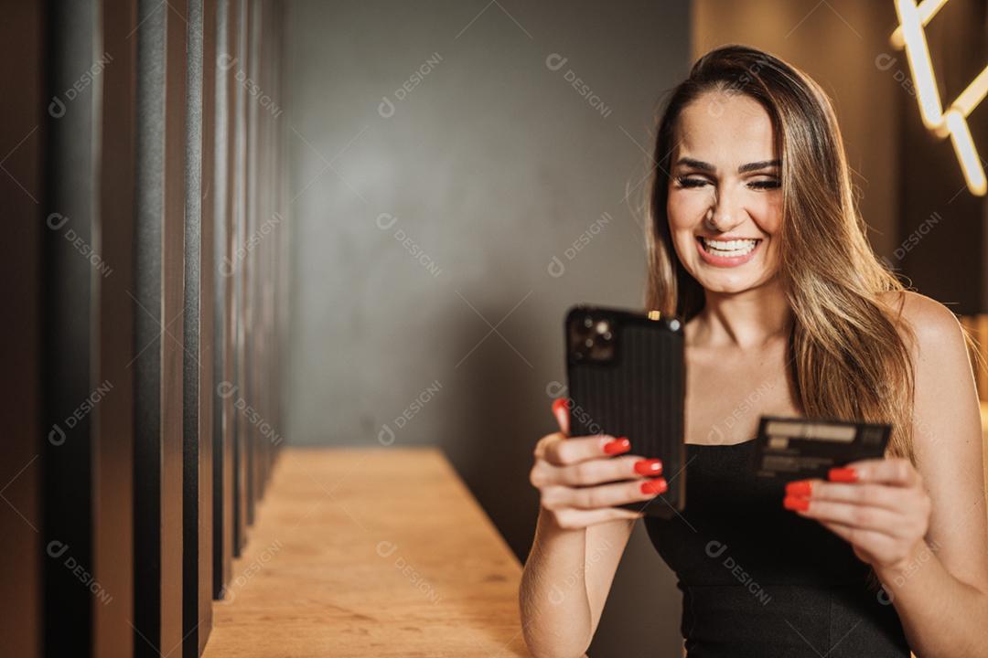 Jovem latino usando smartphone digital. Mensagens de texto no café.