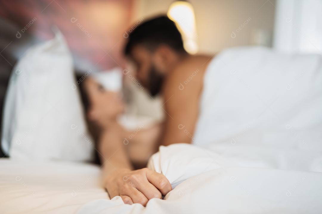 Intimidade jovem casal latino na cama