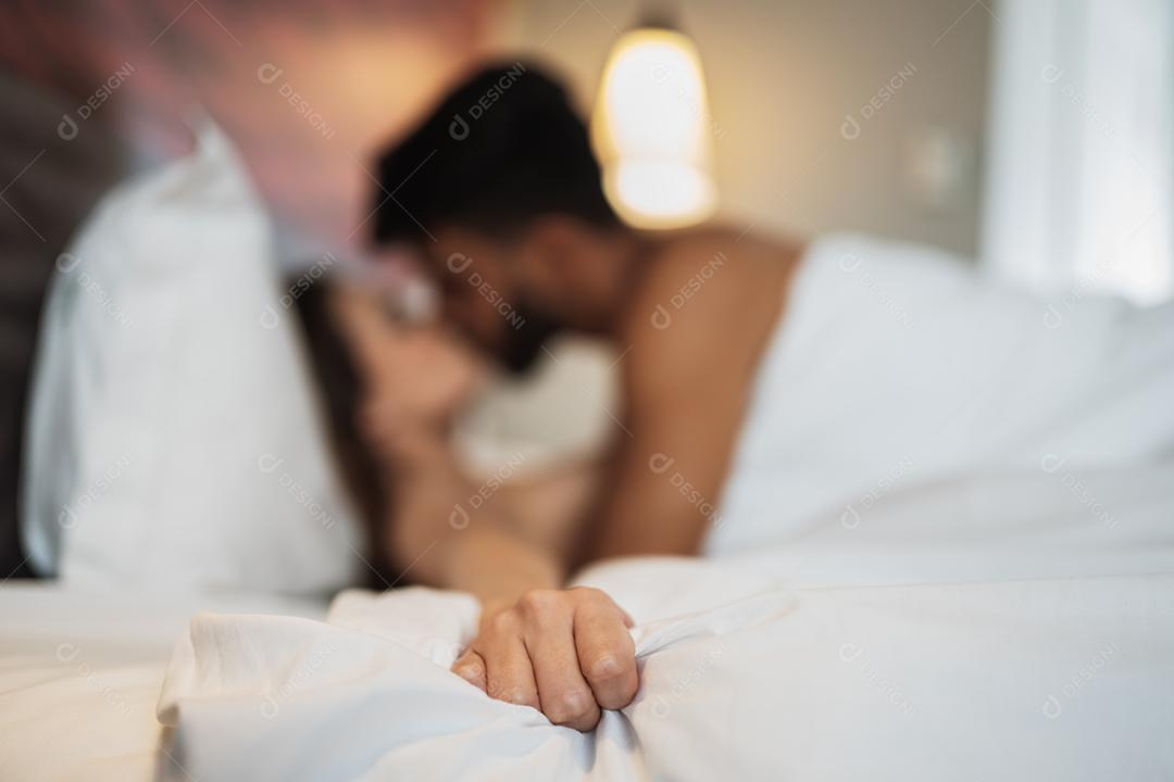 Intimidade jovem casal latino na cama