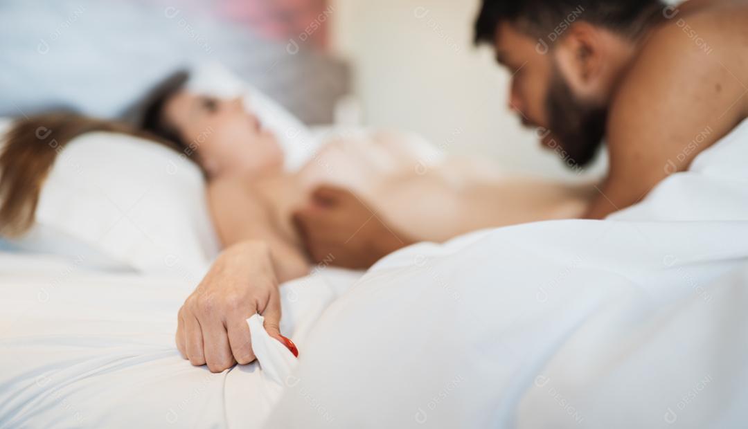Intimidade jovem casal latino na cama