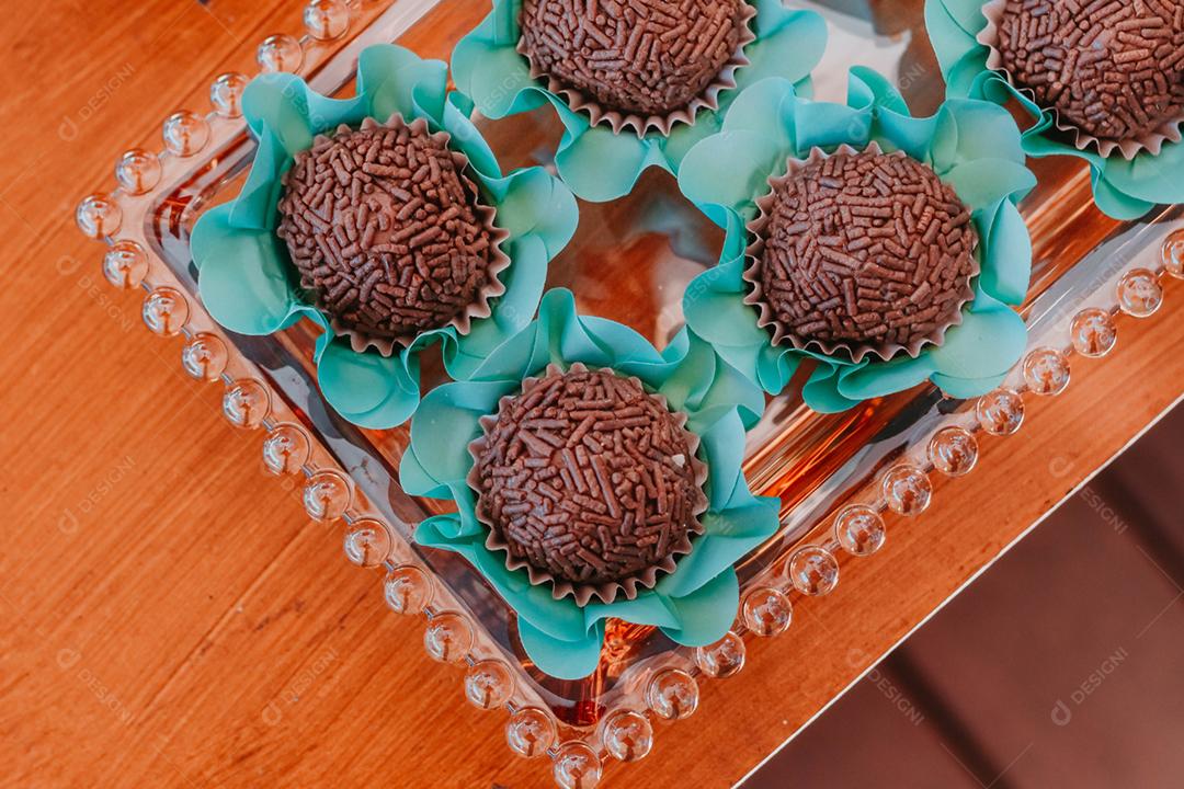 Brigadeiros típicos brasileiros comida doce