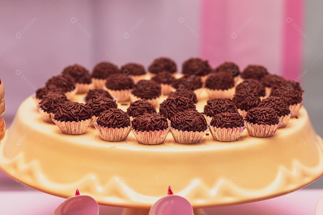 Brigadeiros típicos brasileiros comida doce