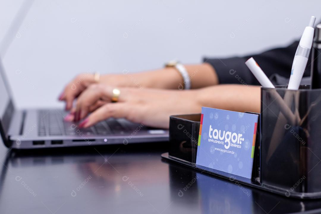 Pessoa mechendo em seu notebook